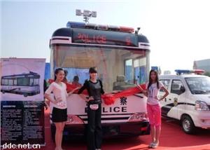 宝雅白色混合动力电动汽车